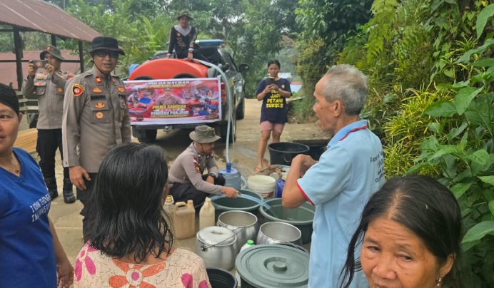 Kemarau Batasi Air Bersih di Dusun Semonong Sanggau, 64 KK Terima Bantuan 2.000 Liter
