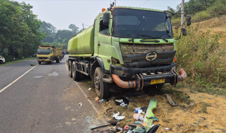 Kecelakaan Truk Tangki dan Pickup di Tayan Sanggau Tewaskan Satu Orang