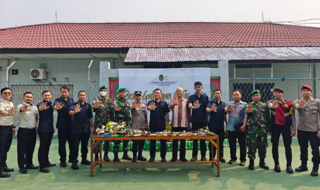 Razia Rutan Sambas Temukan 7 Handphone hingga Senjata Tajam dari Blok Hunian