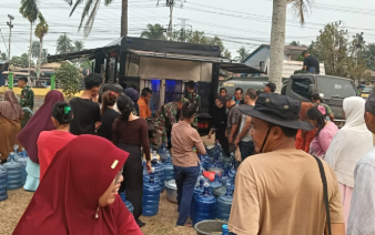 Sumber Air Menyusut, Warga Desa Pelang Ketapang Kesulitan Mendapatkan Air Bersih