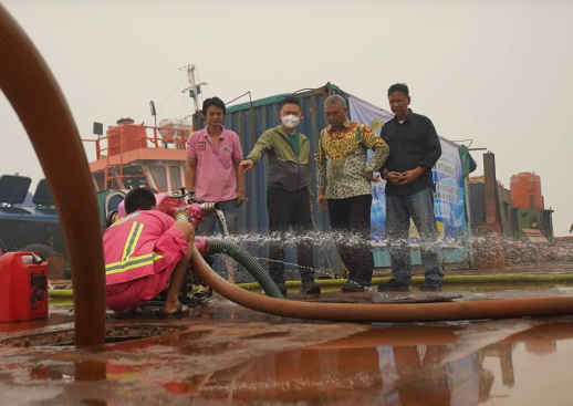 Warga Pontianak Timur Dapat Pasokan Lima Juta Liter Air Tawar dari Terentang di Tengah Intrusi Air Laut