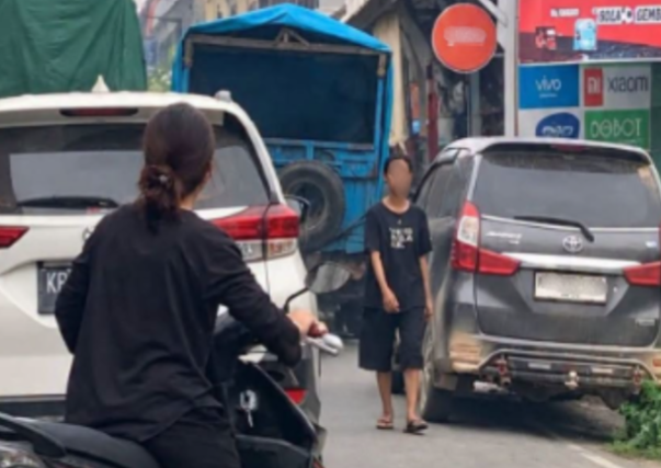 Truk Bongkar Muat di Jalan Mawar Sekadau Dikeluhkan Warga karena Mengganggu Arus Lalu Lintas