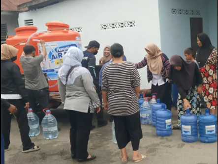Warga Bangka Belitung Darat Pontianak Terima 1.300 Liter Air Bersih untuk Kebutuhan Sehari-hari