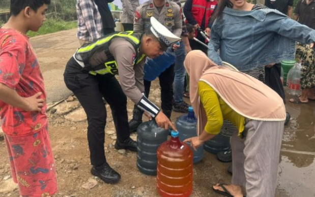 Sebanyak 8 Ton Air Bersih Disalurkan untuk 350 KK di Jungkat Mempawah