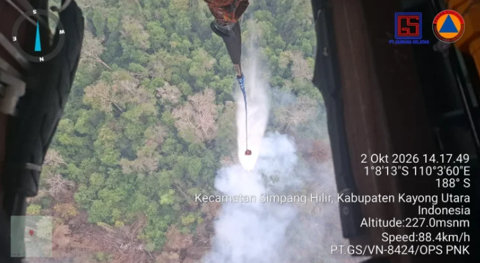 Helikopter MI-172 Hadapi Awan Cumulonimbus Saat Padamkan Karhutla di Kayong Utara