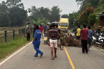 Jalan Kase-Ngabang di Landak Masih Diportal Warga Usai Insiden Tabrak Lari