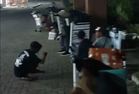 Penerbangan Batal, Puluhan Penumpang Terpaksa Tinggalkan Bandara Singkawang pada Malam Hari