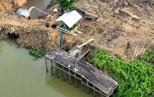 Air Sungai Pawan Dialirkan 9 Kilometer untuk Membasahi Gambut Bekas Karhutla di Ketapang