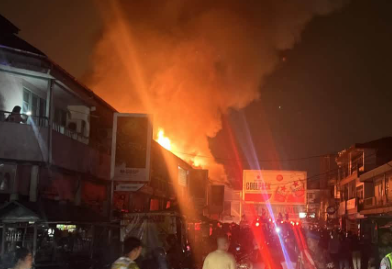 Api Membakar Lima Bangunan di Setia Budi Singkawang, Pemadaman Berlangsung Dua Jam