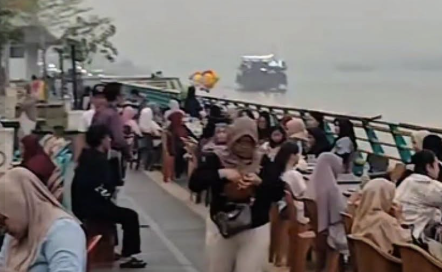 Kendaraan Listrik dan Lapak PKL Gunakan Jalur Pejalan Kaki Waterfront Pontianak, Warga Sampaikan Keluhan