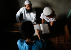 Membaca Al-Qur’an atau Bershalawat, Mana yang Lebih Utama?