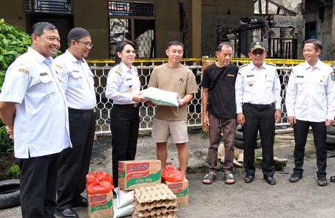 Tiga Keluarga Terdampak Kebakaran Pasar Hongkong Singkawang Terima Bantuan Darurat