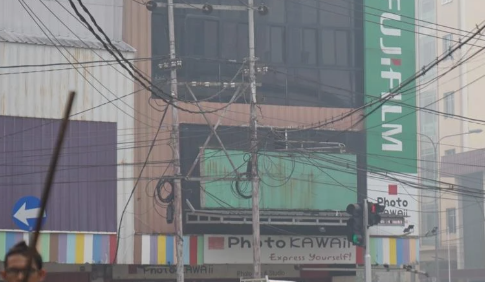 Kabel Fiber Optik Menumpuk dan Menggantung, Penataan Jaringan di Pontianak Dimulai