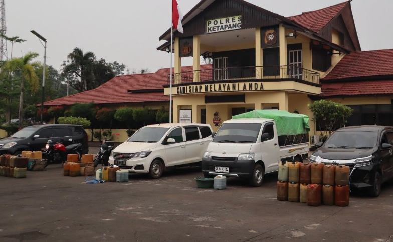 Polres Ketapang Pamerkan Barang Bukti Dugaan Penyalahgunaan BBM Subsidi