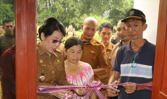 Dua Keluarga di Singkawang Terima Rumah Layak Huni